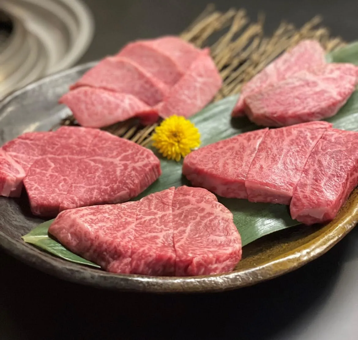 見た目も美しい極上焼肉🐂