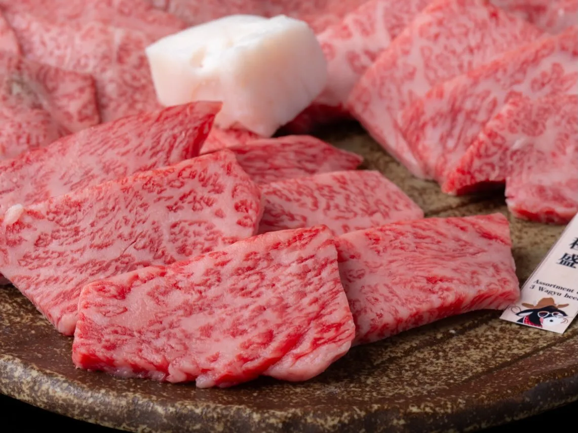 新鮮なA5黒毛和牛を存分に楽しむため、私たちは複数の食べ放題...