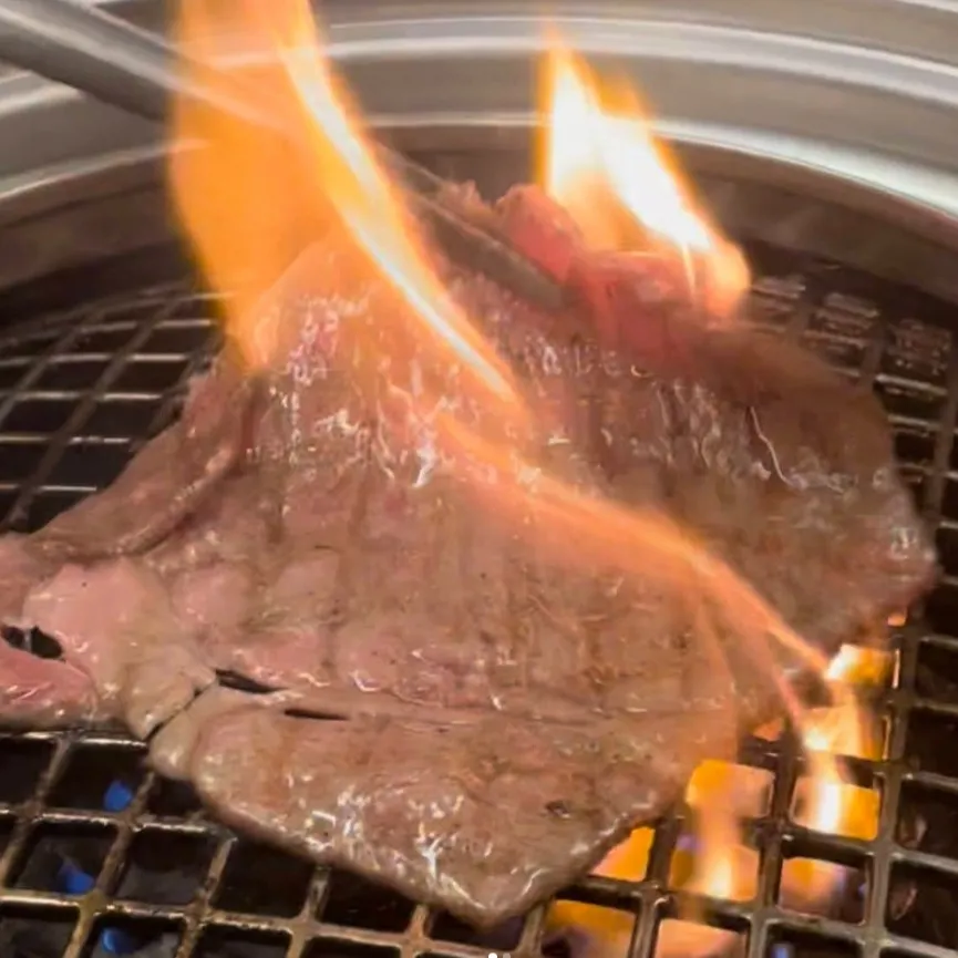 【焼肉中、あなたは焼く係？食べる係？🥩】